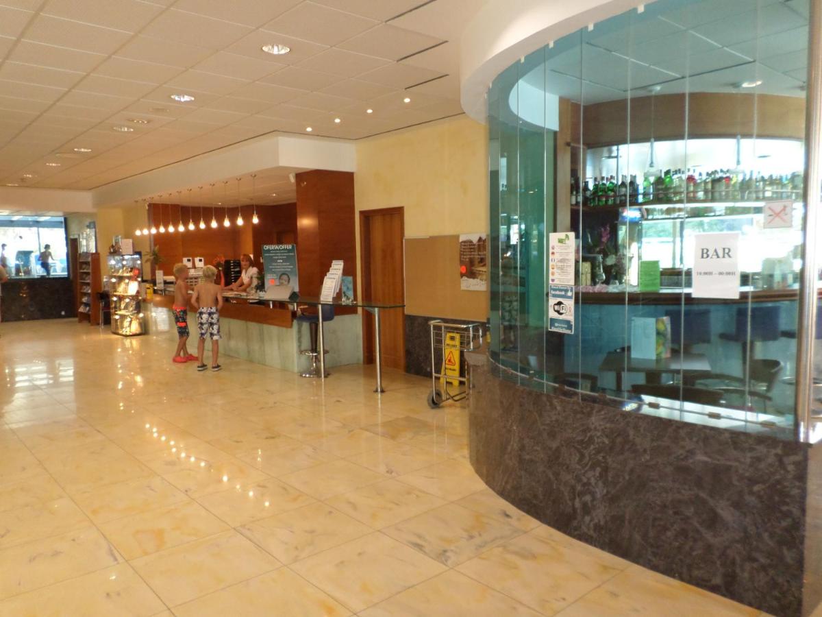 un vestíbulo con un bar en el medio de un edificio en Hotel Blaucel, en Blanes 31 fotos más