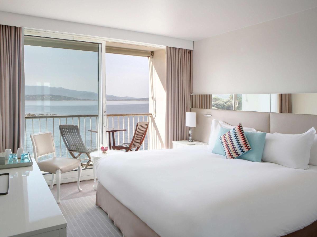 Un ou plusieurs lits dans un hébergement de l'établissement Sofitel Golfe d'Ajaccio Thalassa Sea & Spa