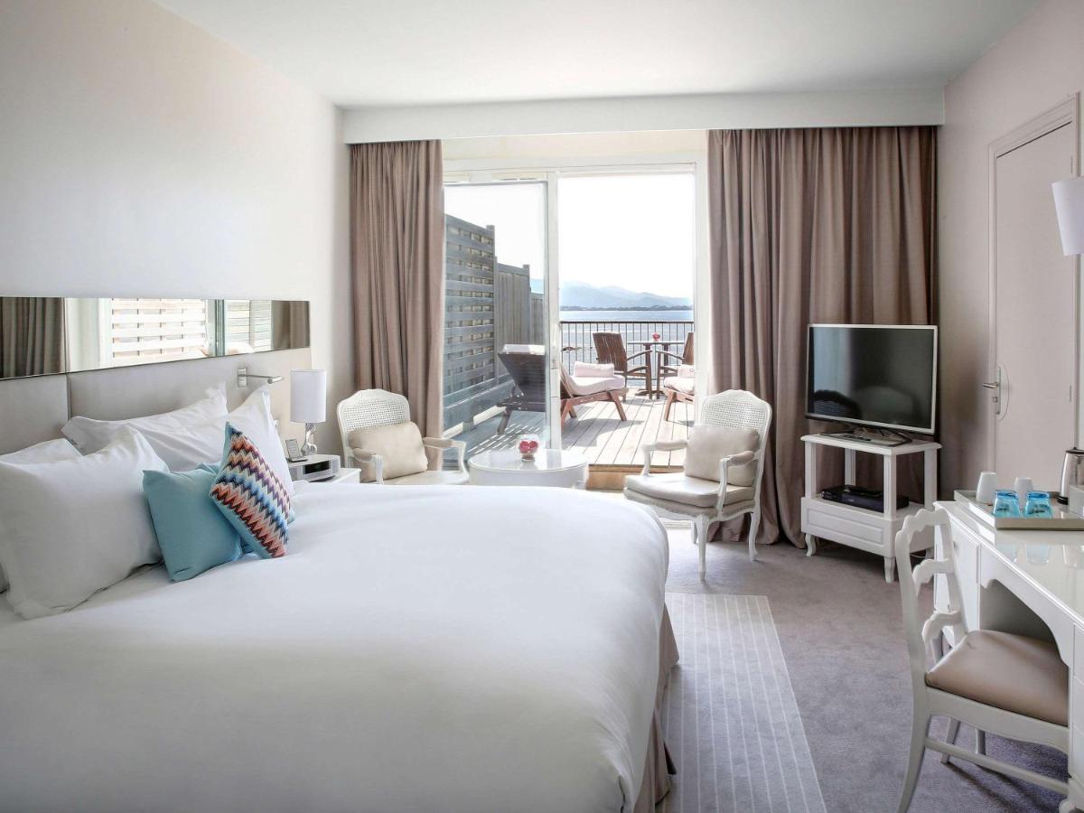 Un ou plusieurs lits dans un hébergement de l'établissement Sofitel Golfe d'Ajaccio Thalassa Sea & Spa