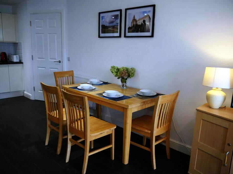 A Cosy 3-bed Family House in Liverpool sleeps 6 with parking spaces - Housity