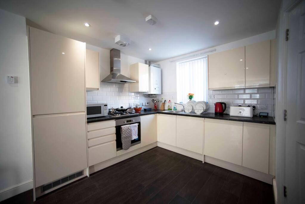 A Cosy 3-bed Family House in Liverpool sleeps 6 with parking spaces - Housity