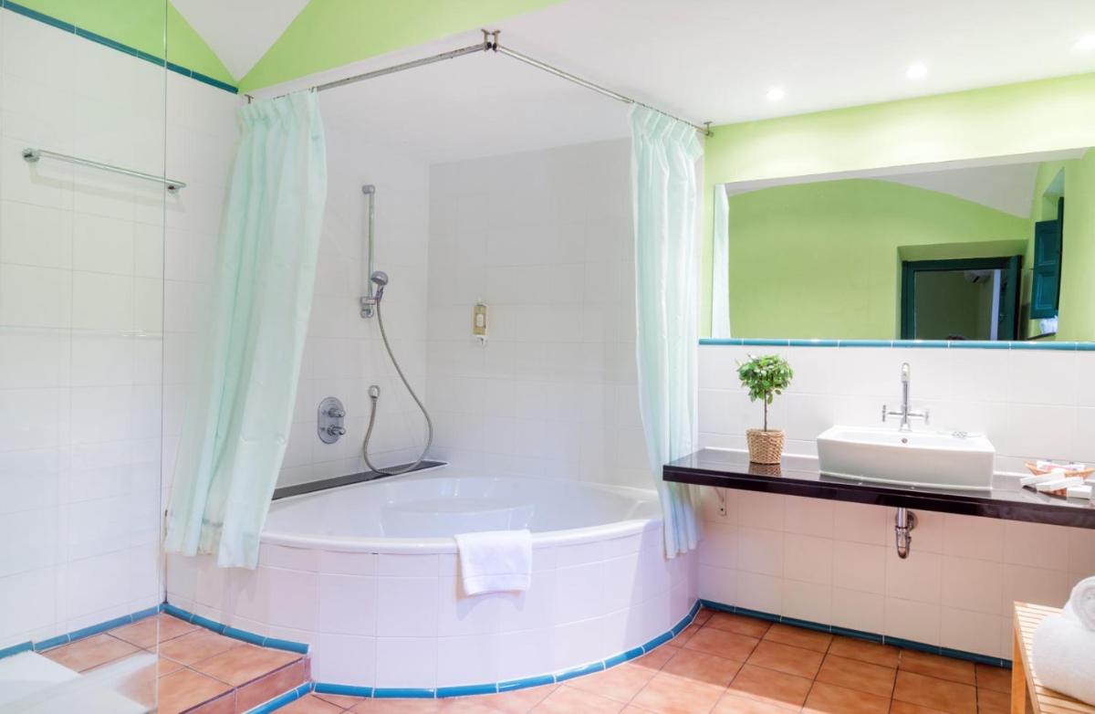 Un baño de Mas Ses Vinyes - Adults Only