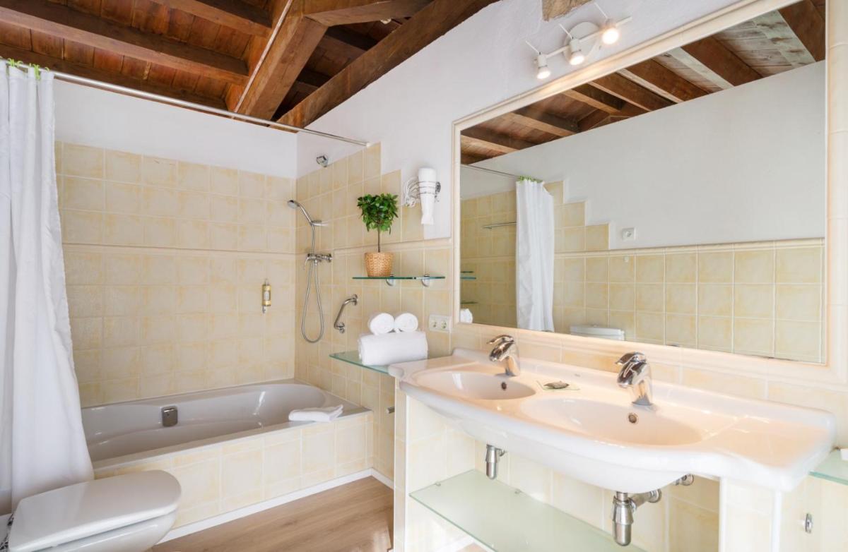 un baño con lavabo y bañera en Mas Ses Vinyes - Adults Only, en Begur
