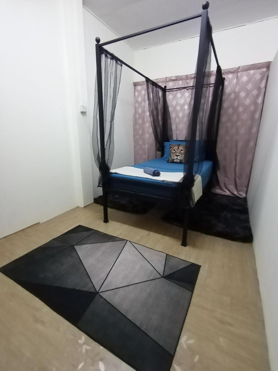 Minimalist Shop Stay @ Royal Town - Housity