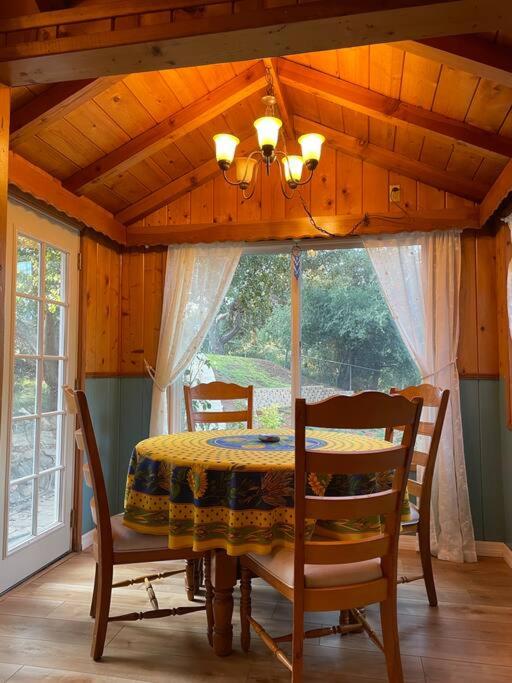 Blue Bird Cottage - pet friendly - Housity