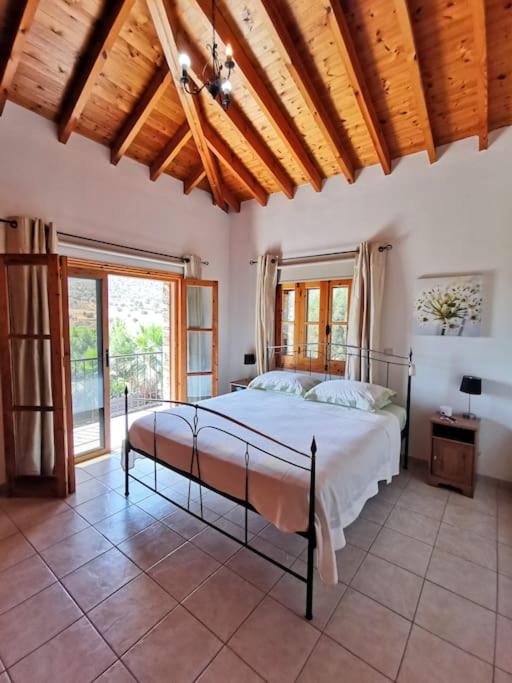 Suitetrails - Unique Stonehouse Traditional Villa in Ayia Anna