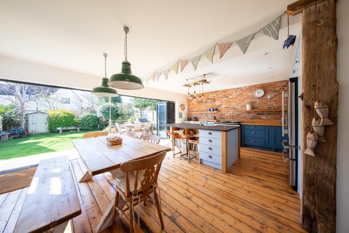 Family friendly beach house walk to cafes and pubs - Housity