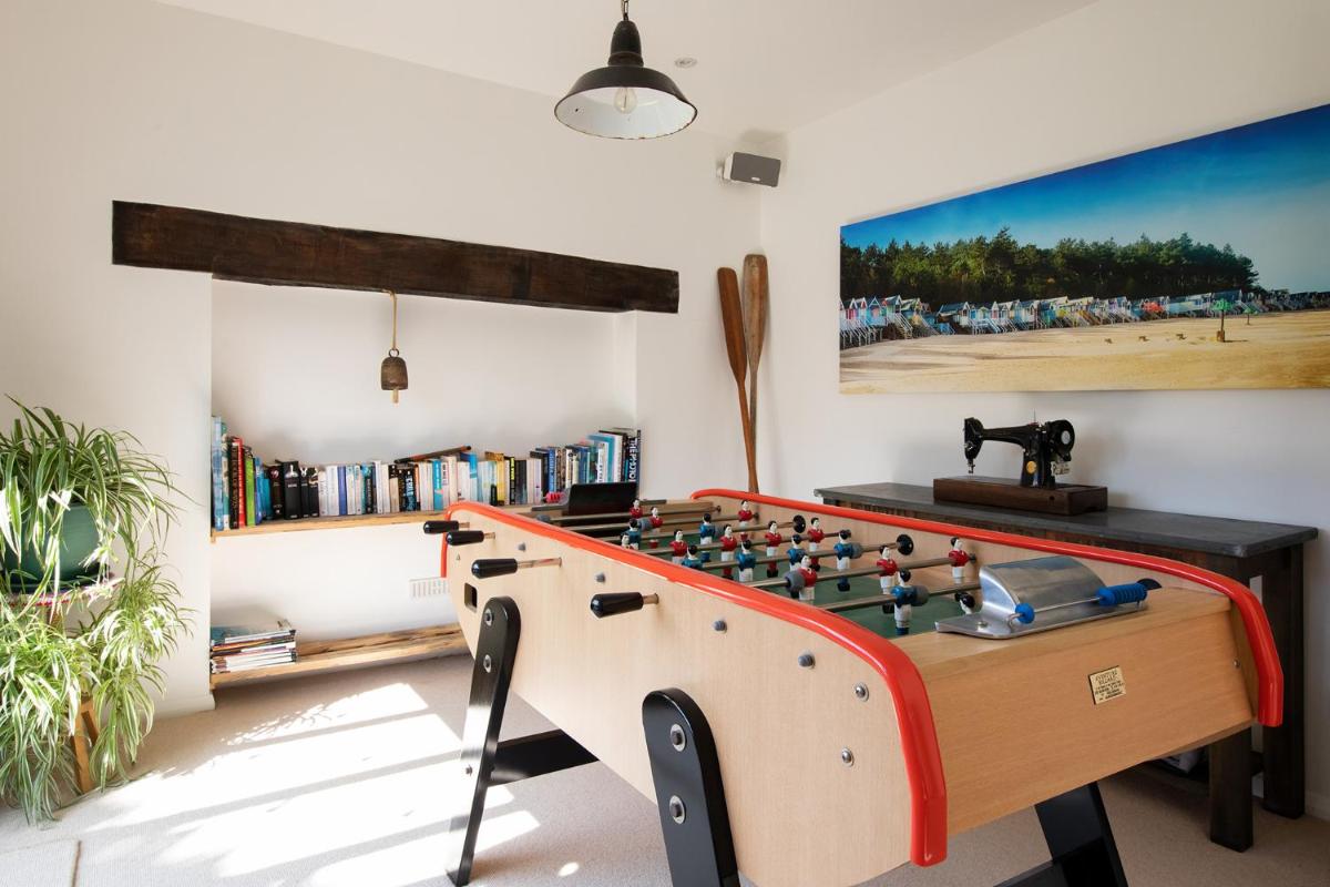 Family friendly beach house walk to cafes and pubs - Housity