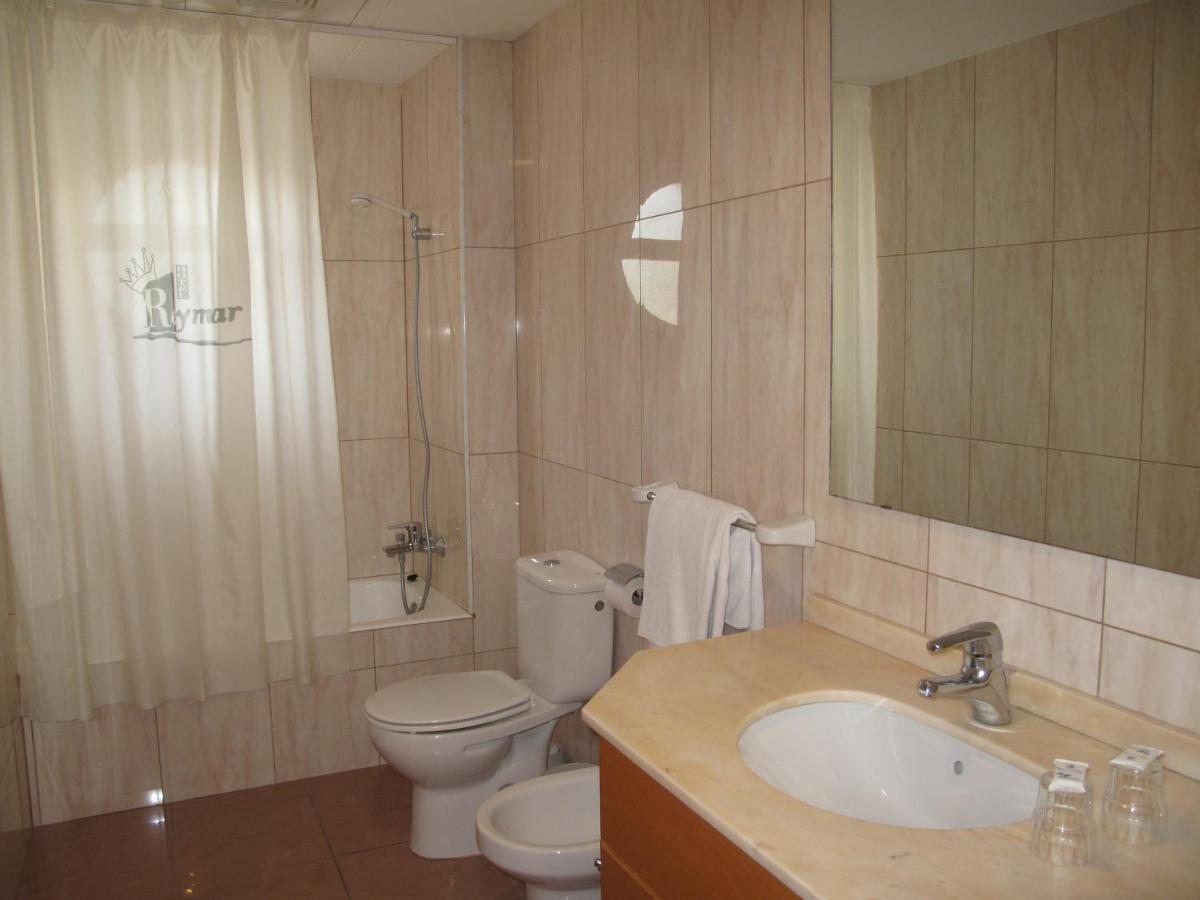 Un baño con inodoro, lavabo y ducha. en Hotel Reymar, en Malgrat de Mar