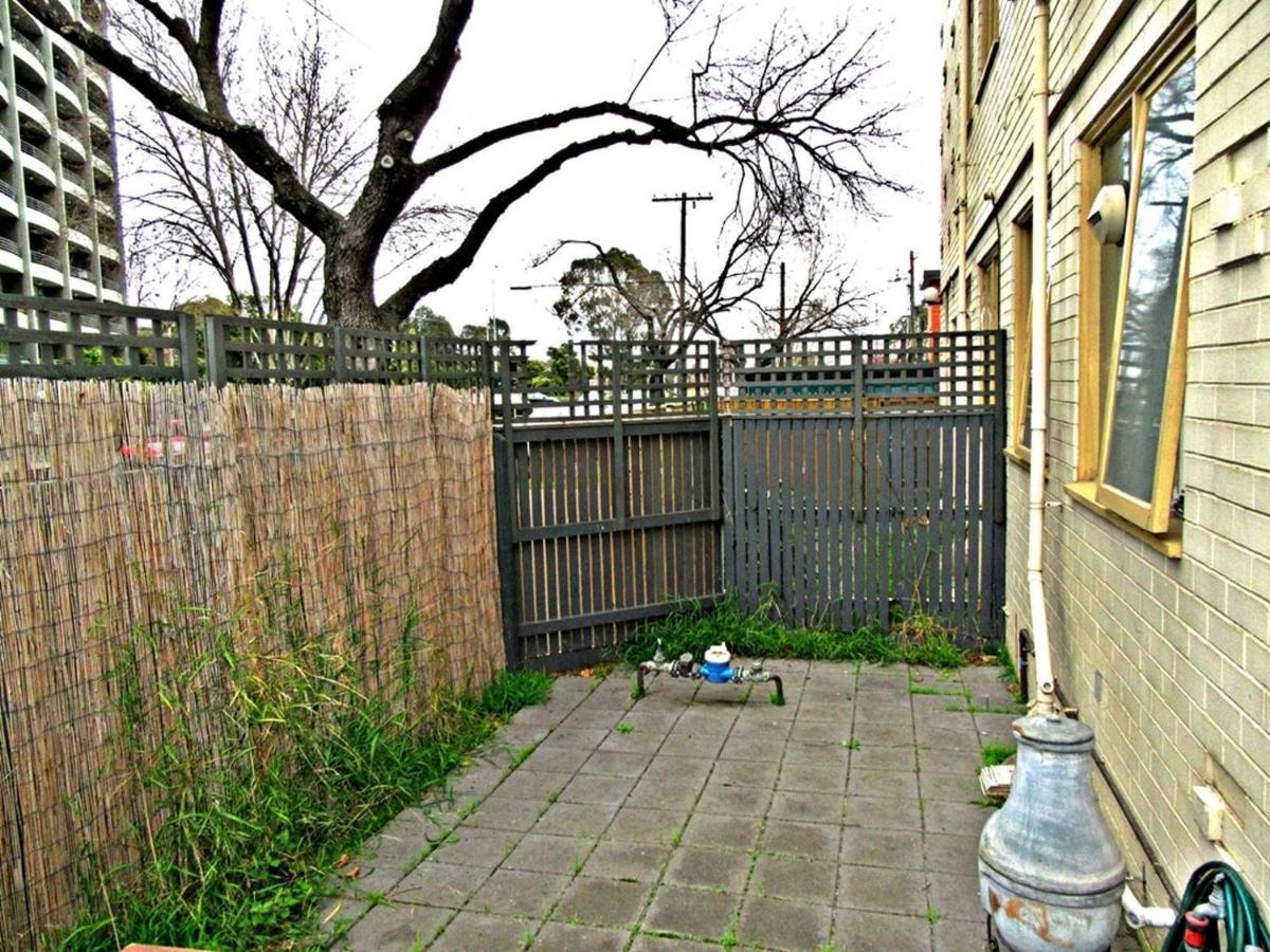 Spacious 1 Bedroom Apartment Opposite Albert Park Lake, Free Parking, Private Courtyard, - Housity