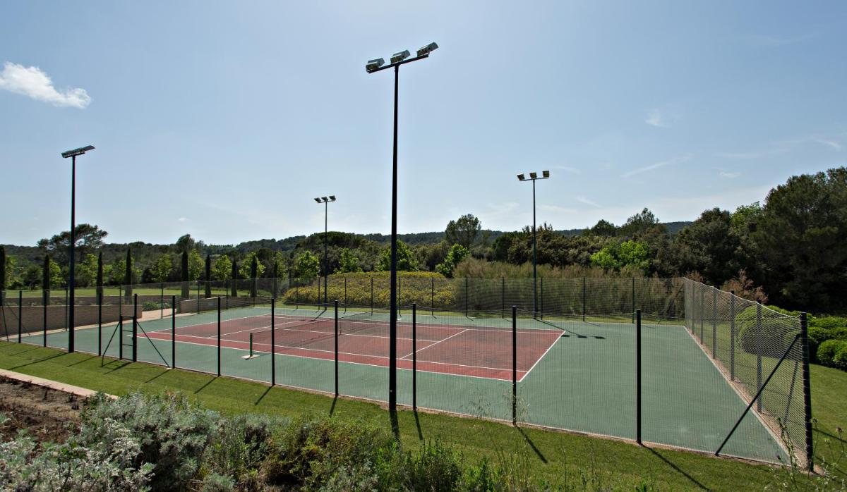 Instalaciones para jugar a tenis o squash en Casa Anamaria Hotel o alrededores
