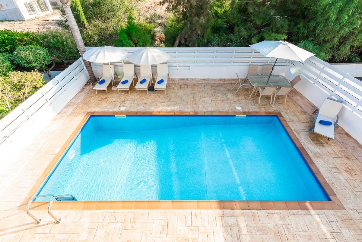 Villa Palm Breeze by Ezoria Villas - Housity
