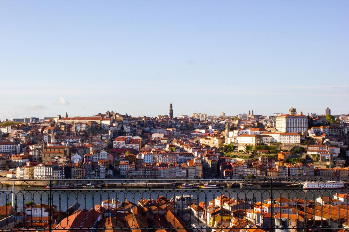 Uma vista geral de Vila Nova de Gaia ou a vista da cidade a partir do hotel