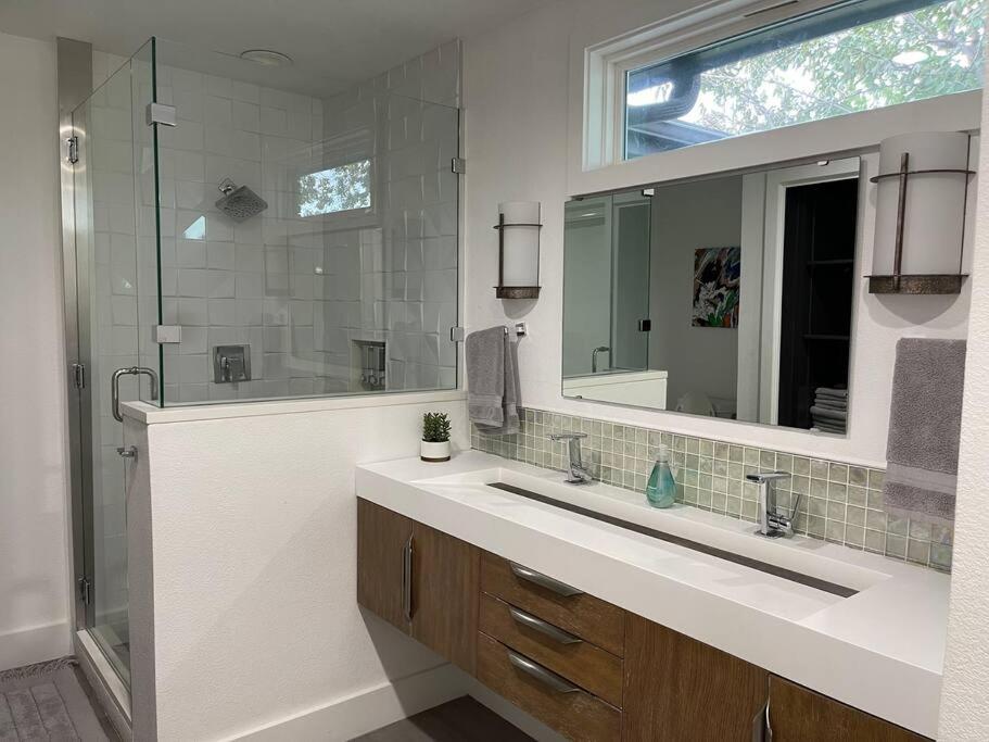 Suitetrails - Modern home steps away from cultural district