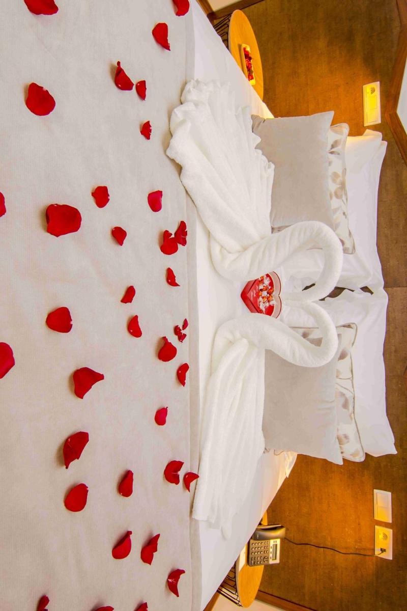 Uma cama ou camas num quarto em Enigma - Nature & Water Hotel