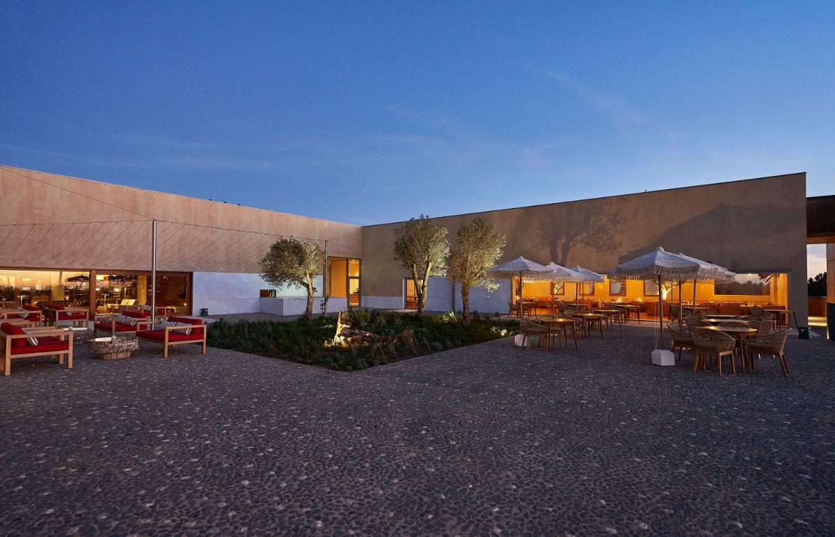 Um restaurante ou outro lugar para comer em Praia do Canal Nature Retreat - Small Luxury Hotels of the World