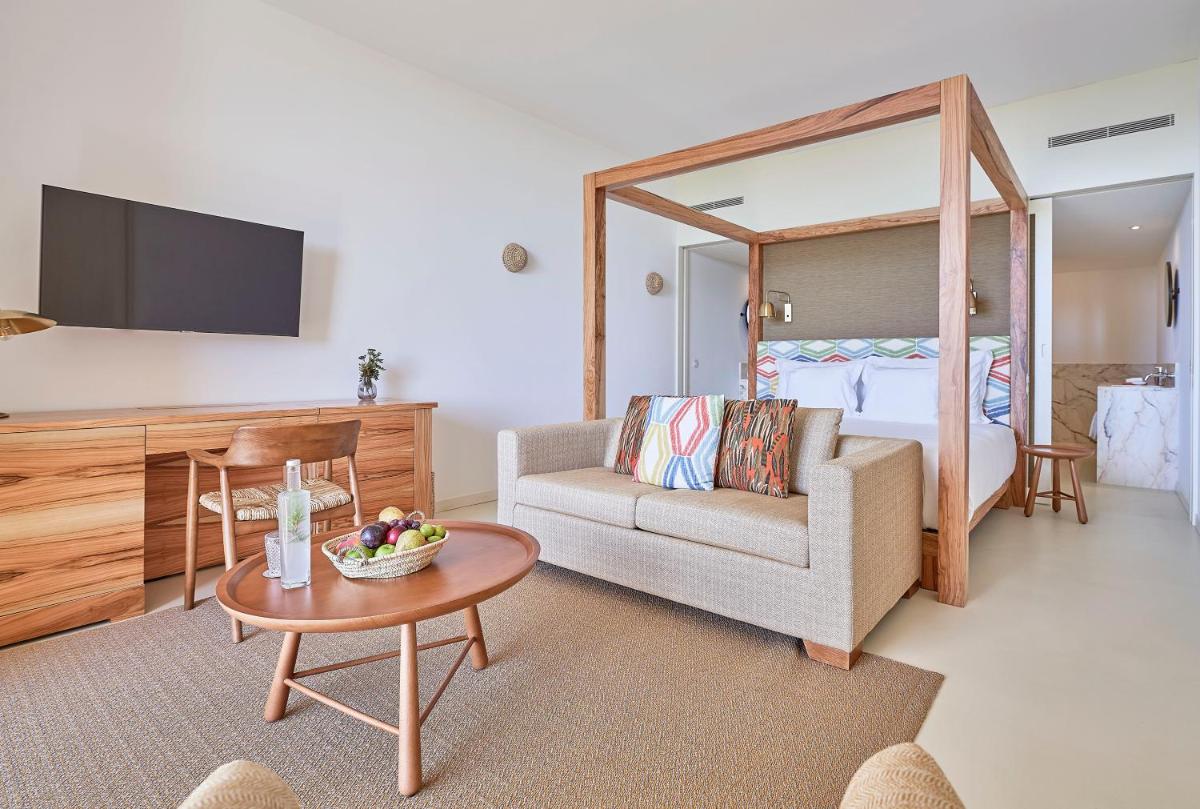 Uma televisão e/ou sistema de entretenimento em Praia do Canal Nature Retreat - Small Luxury Hotels of the World