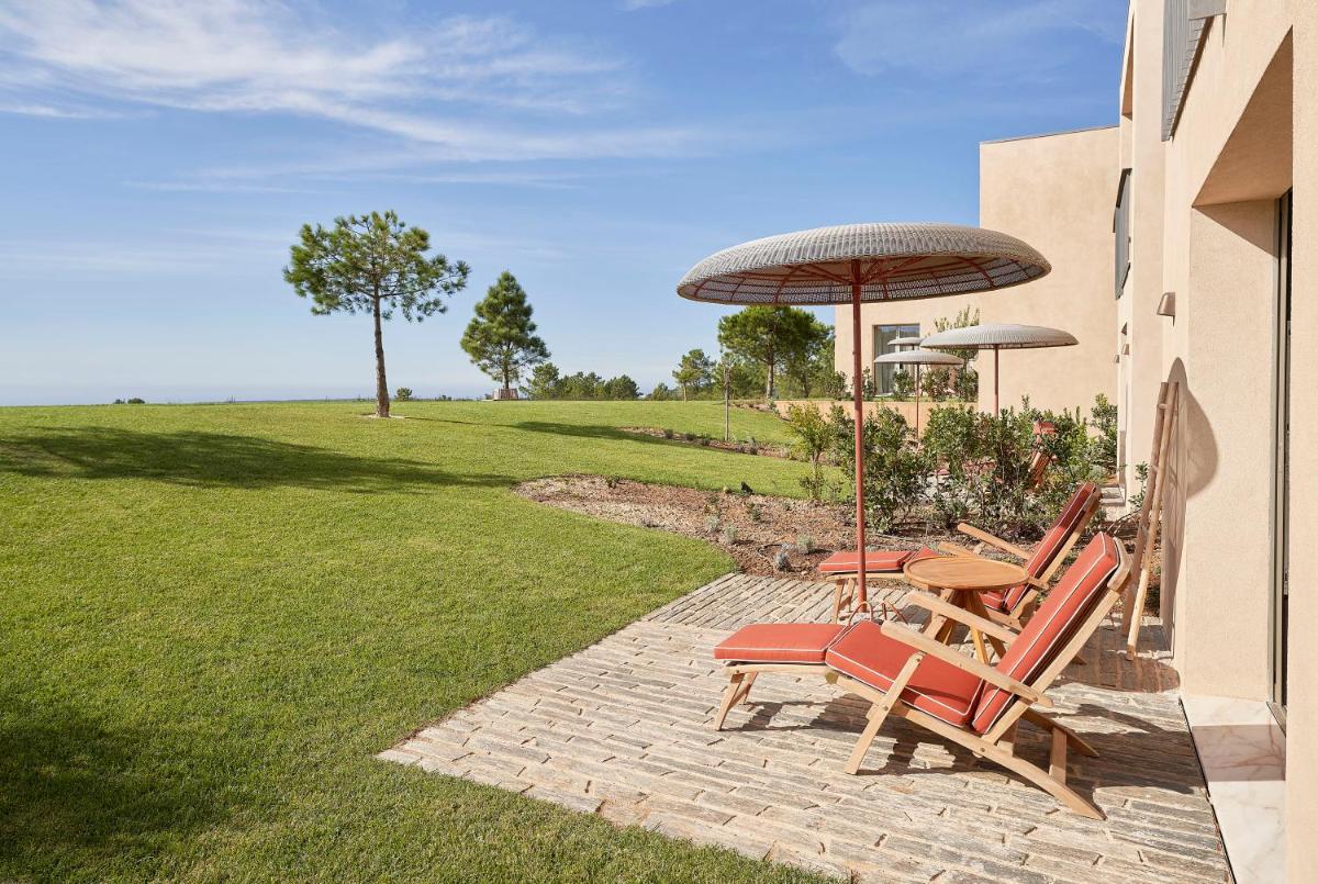 Um jardim no exterior de Praia do Canal Nature Retreat - Small Luxury Hotels of the World