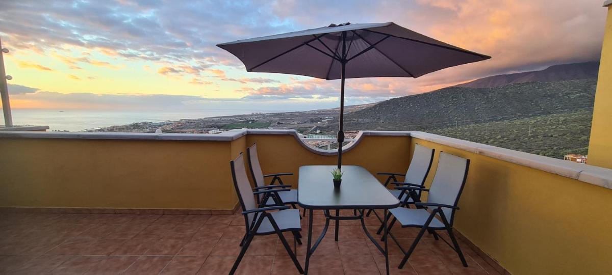 Holiday home with a Serene Ocean and Mountain View - Housity