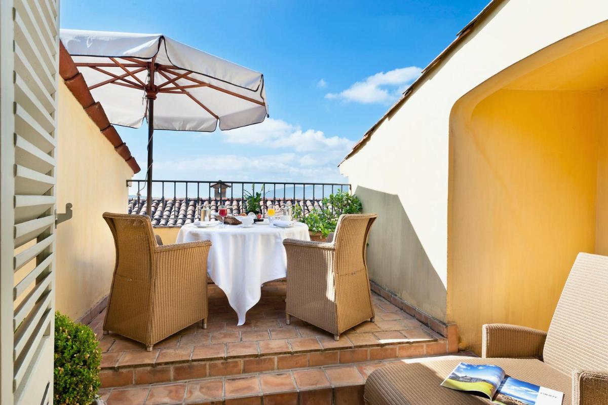Balcon ou terrasse dans l'établissement Bastide Saint Antoine - Relais & Châteaux