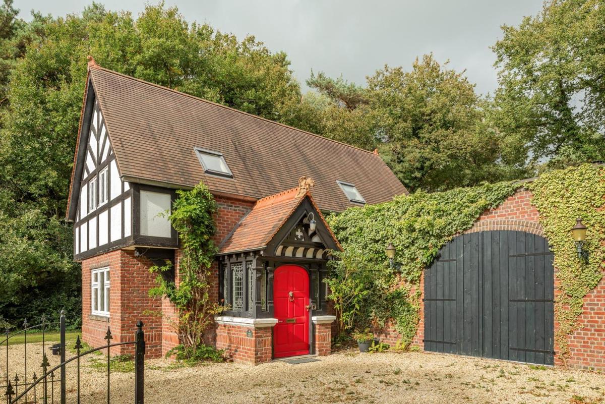 Beautiful English Villa with hottub - Housity