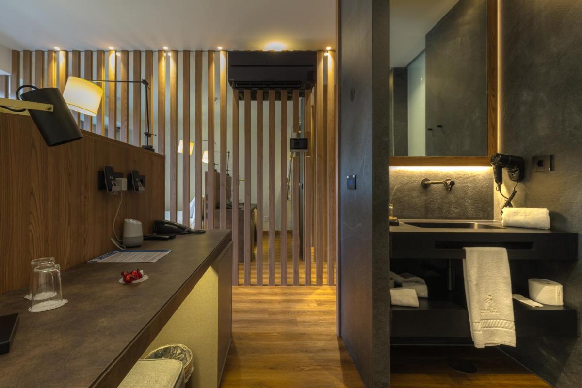 um banheiro com pia e bancada em Hotel Rural Vale Do Rio em Oliveira de Azemeis