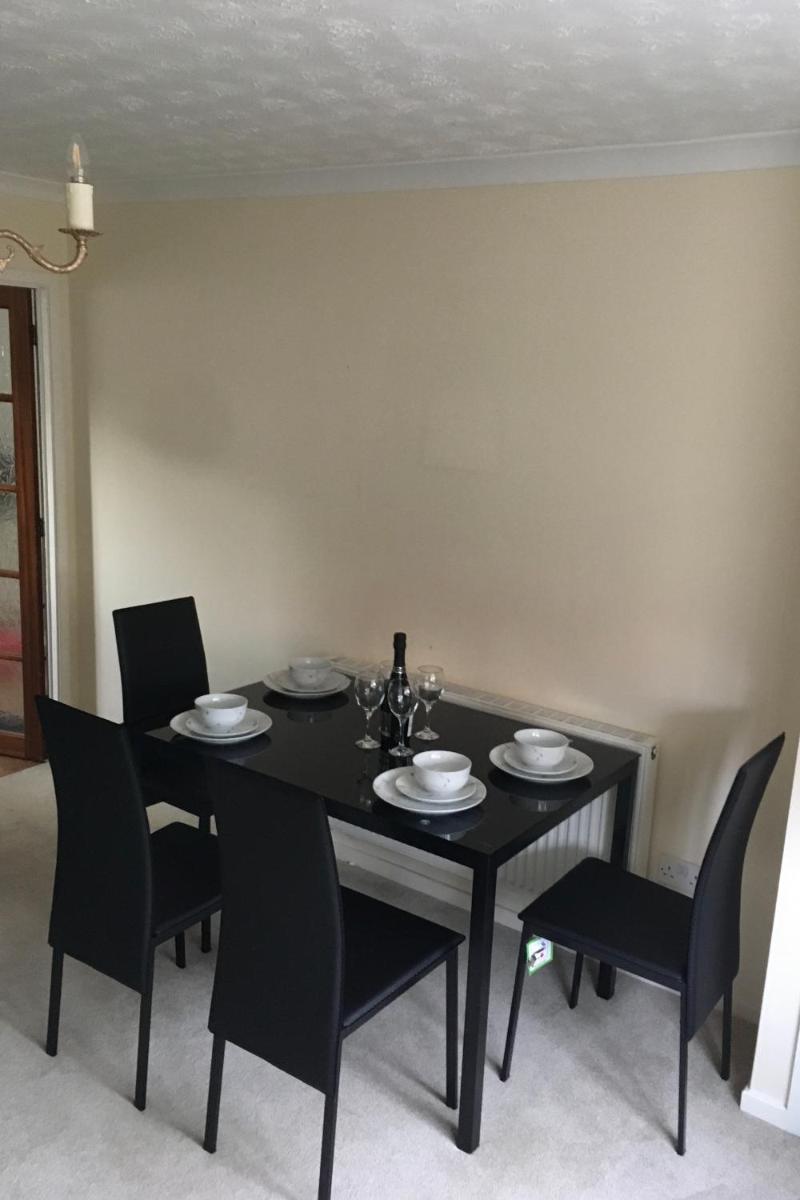 Elite Accomm Wolverhampton sleeps 4 long term workers or family comfortably - Housity