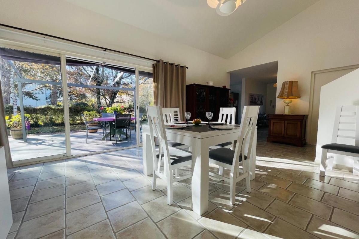 Beautiful house with large terrace in the heart of Touraine - Housity