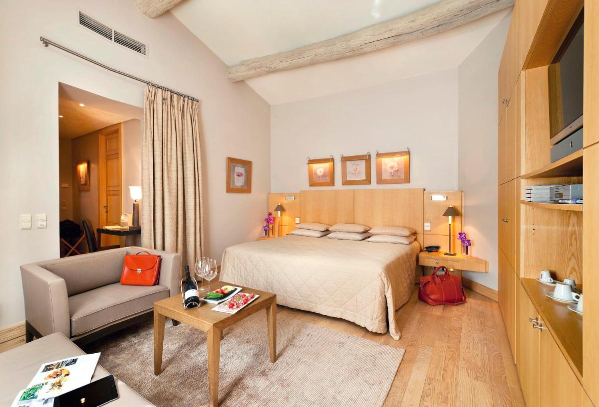 une chambre d'hôtel avec un lit et un canapé dans l'établissement Bastide Saint Antoine - Relais & Châteaux, à Grasse 37 autres photos