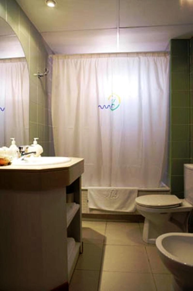 Un baño de Fenals Garden