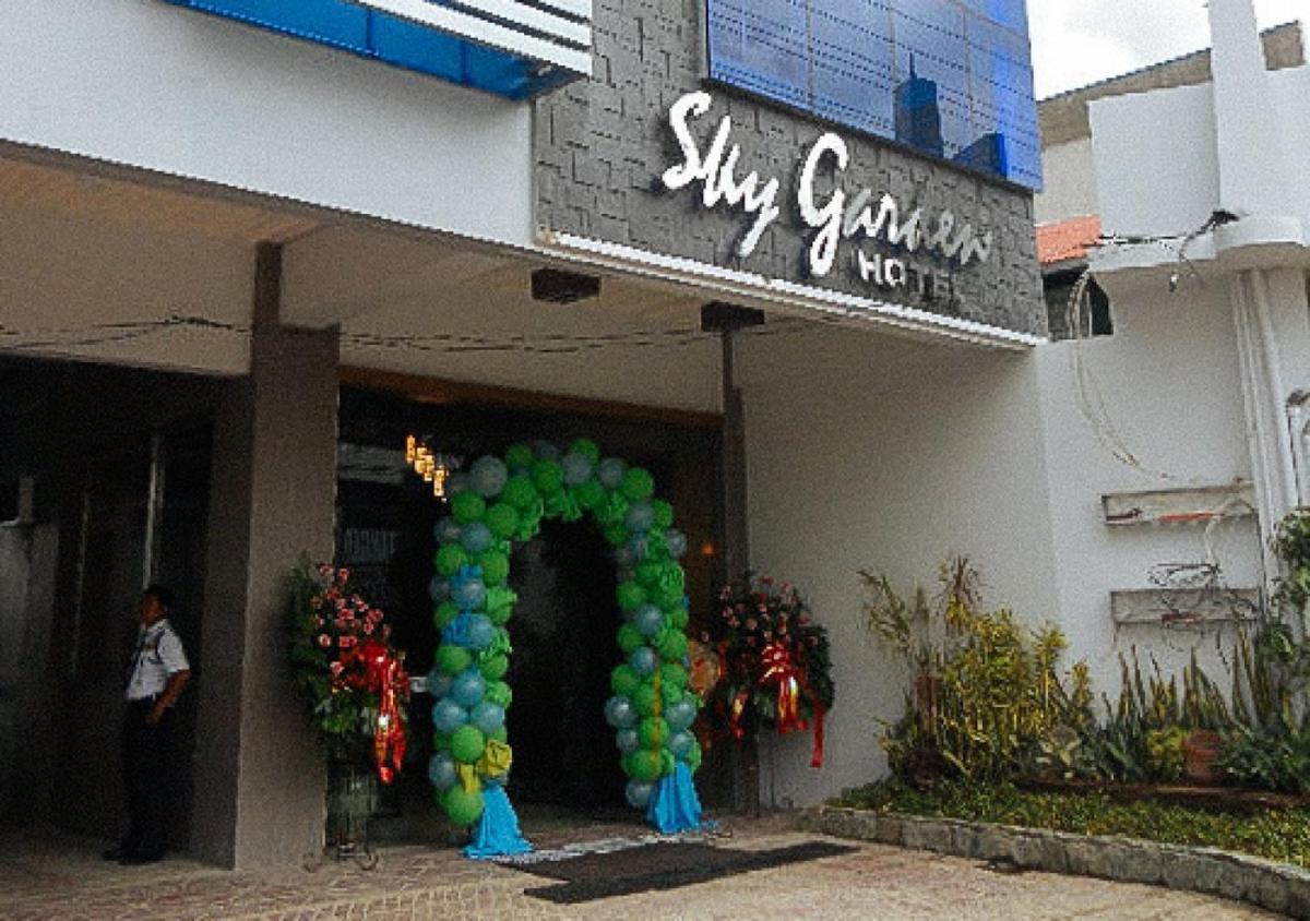 Sky Garden Hotel by RedDoorz - Housity