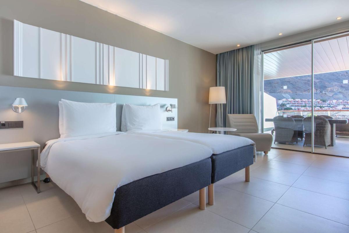 Cama o camas de una habitación en Radisson Blu Resort & Spa, Gran Canaria Mogan