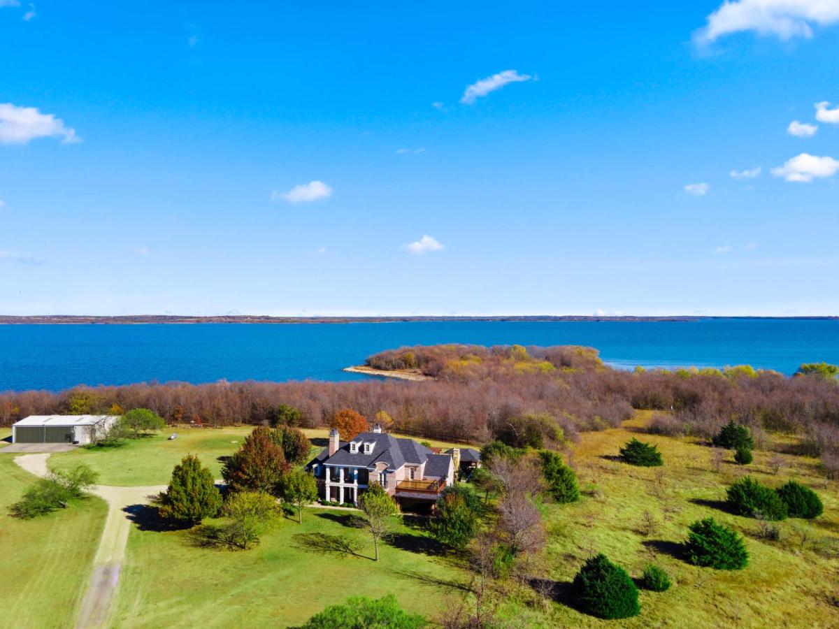 Luxury 5 Acre Private Estate on Lake Ray Roberts - Housity