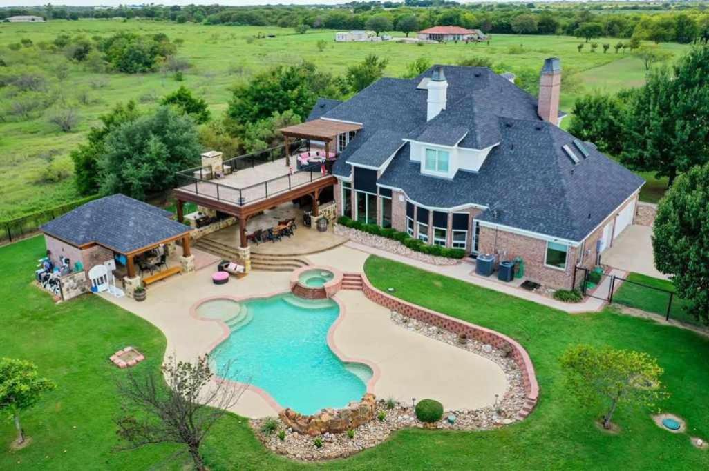Luxury 5 Acre Private Estate on Lake Ray Roberts - Housity