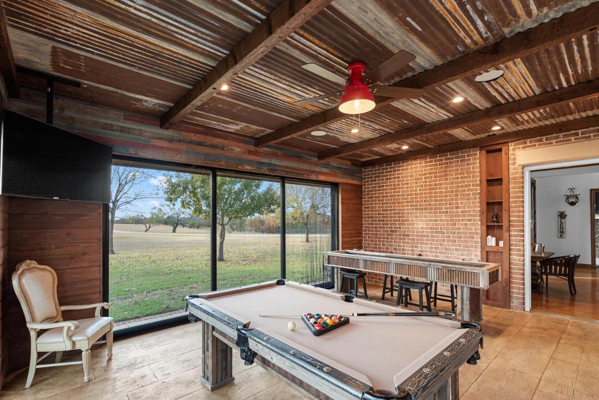 Luxury 5 Acre Private Estate on Lake Ray Roberts - Housity