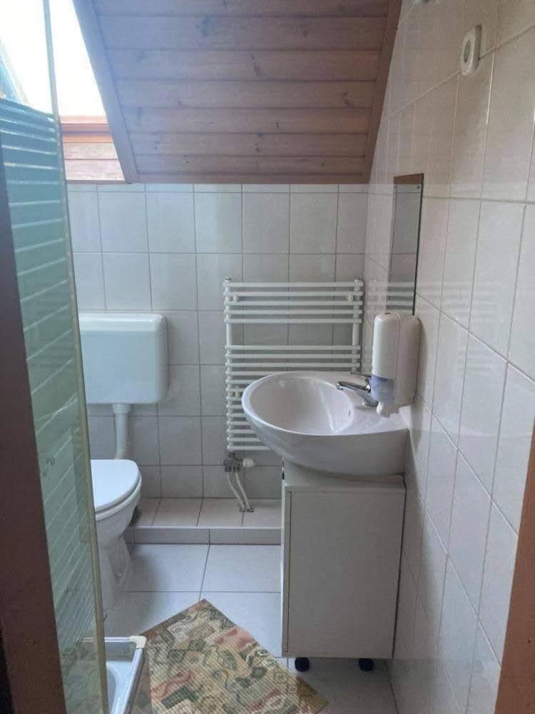 Hat Testvér Fogadó - Housity