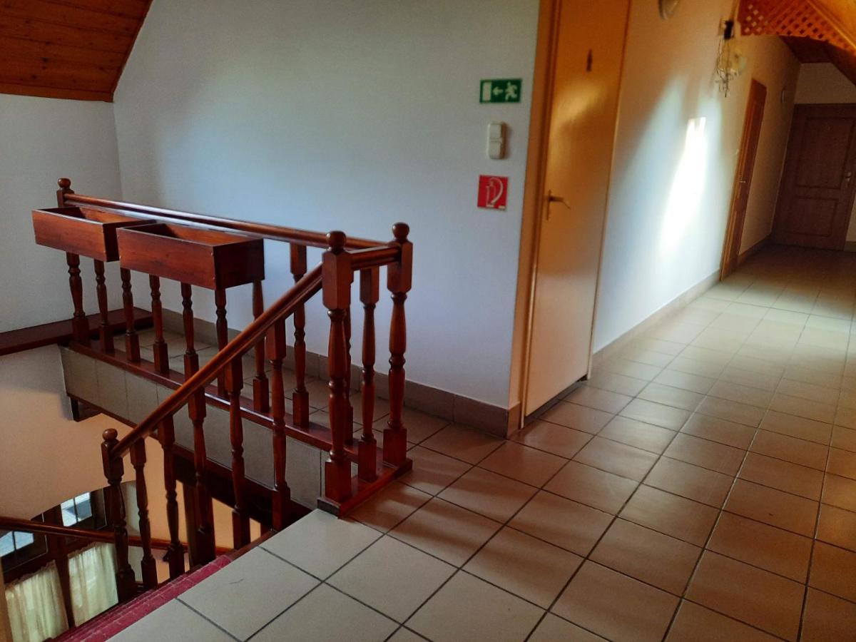 Hat Testvér Fogadó - Housity