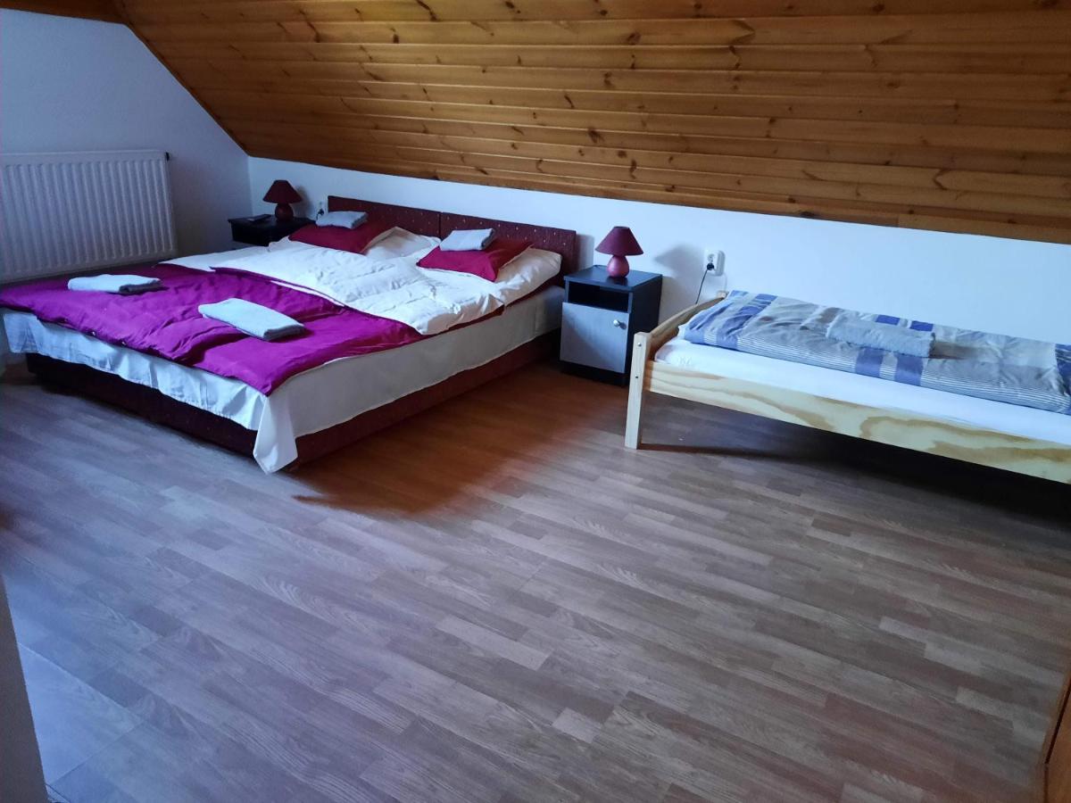 Hat Testvér Fogadó - Housity