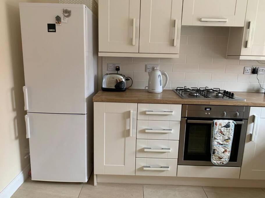 Cheerful 3 bedroom home close to beach and High St - Housity