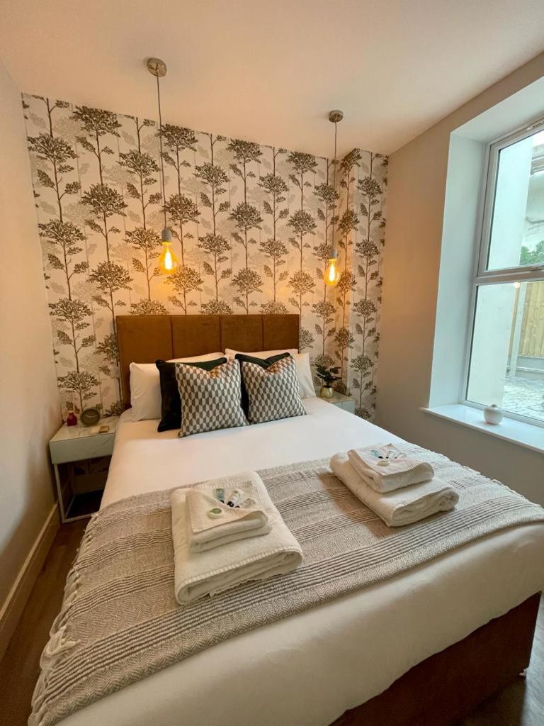 Gorgeous New 1 Bed, Town Centre,Parking,Garden - Housity