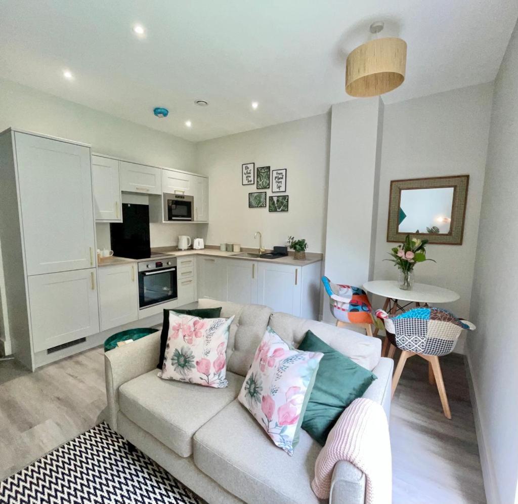 Gorgeous New 1 Bed, Town Centre,Parking,Garden - Housity