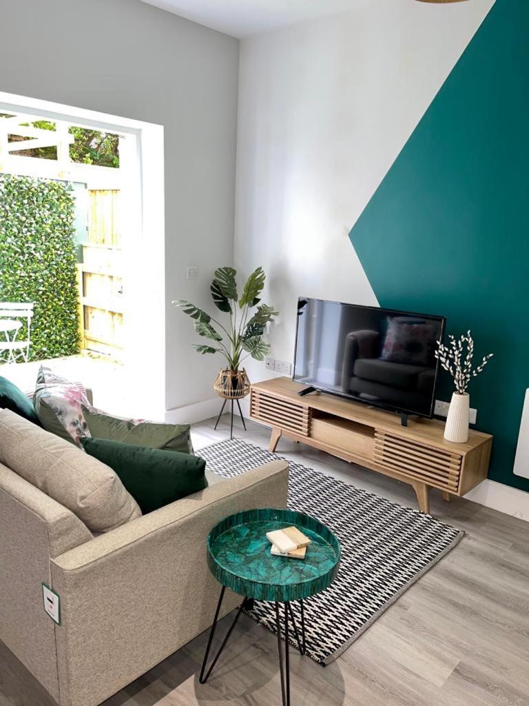 Gorgeous New 1 Bed, Town Centre,Parking,Garden - Housity