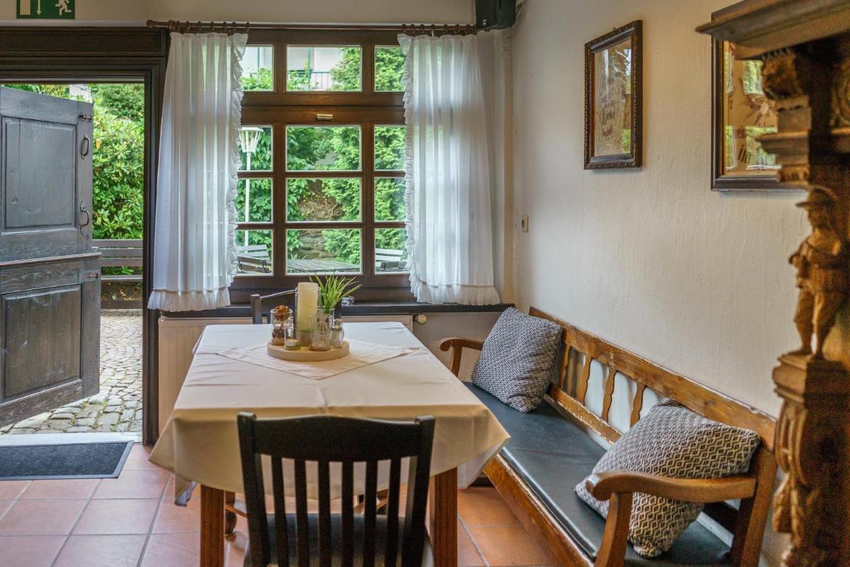 Hotel zur Post Dabringhausen - Quiet Business Hotel near Cologne and Dusseldorf Trade Fairs - Housity
