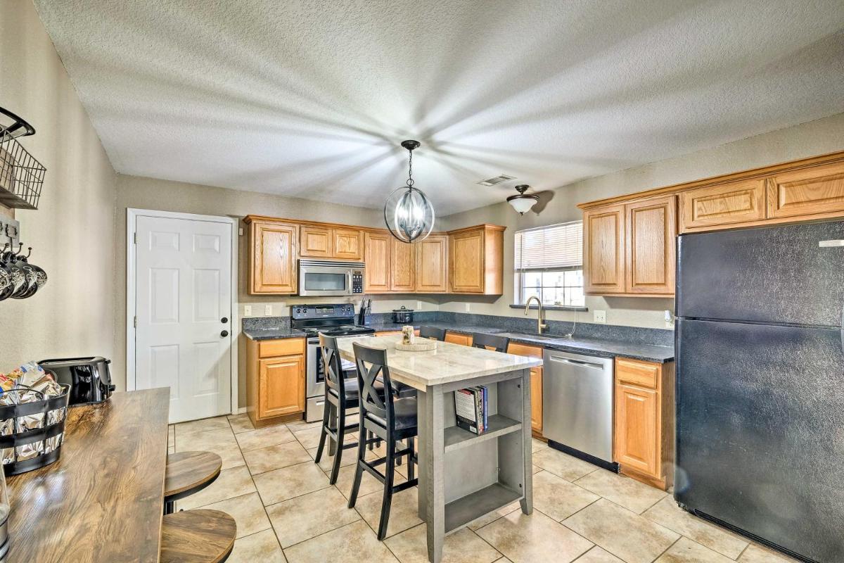 2 Mi to Historic Sites Cozy Fort Smith Home! - Housity