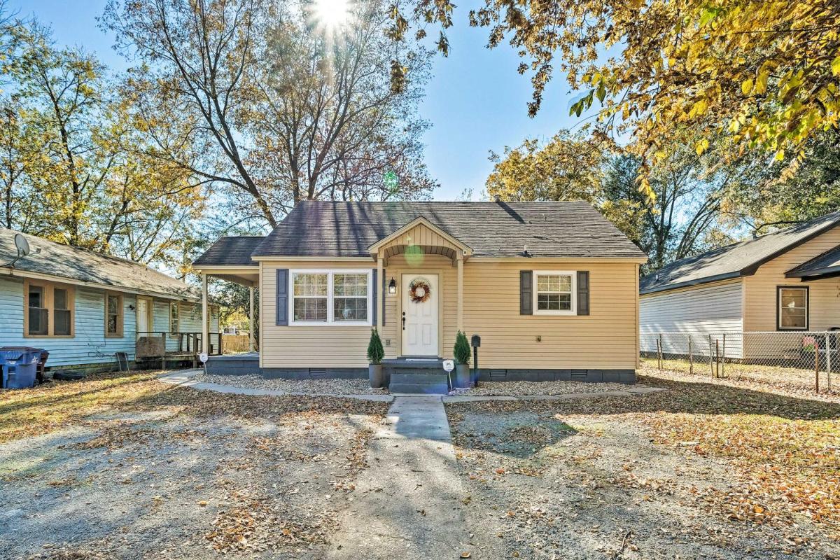 2 Mi to Historic Sites Cozy Fort Smith Home! - Housity