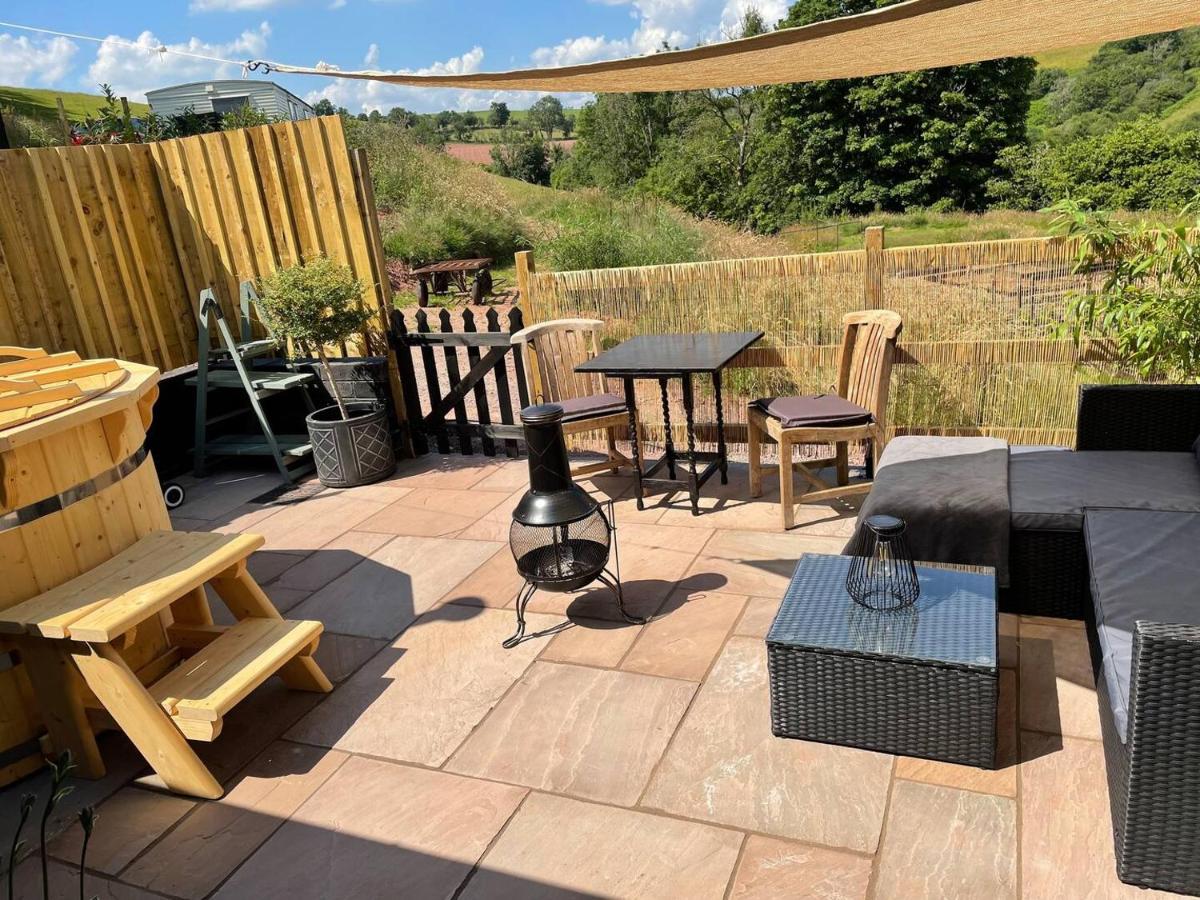 The Good Life Wales with Hot tubs - Housity