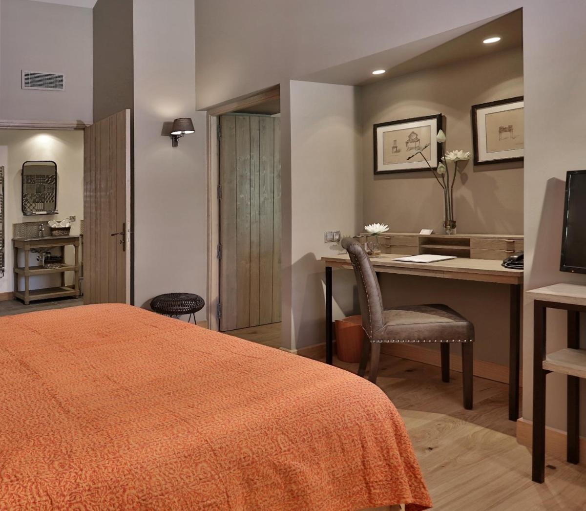 Un ou plusieurs lits dans un hébergement de l'établissement Les Glycines - Hôtel & Spa - Teritoria