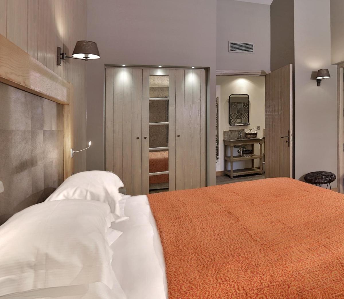 Un ou plusieurs lits dans un hébergement de l'établissement Les Glycines - Hôtel & Spa - Teritoria
