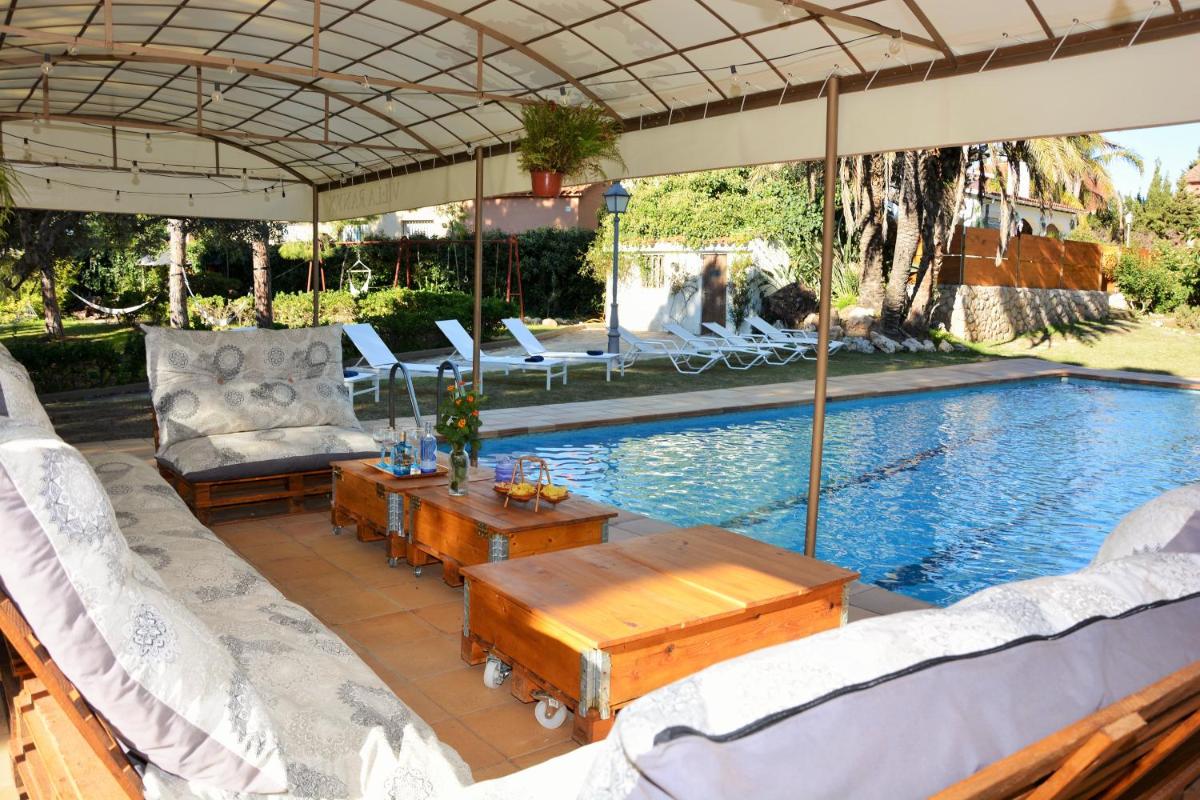 Villa Sitges El Ranch Amaizing Outdoor Areas Beaches at 5 minutes walk Sitges at 15 min drive AC Pool Jacuzzi & Garden XXL - Housity