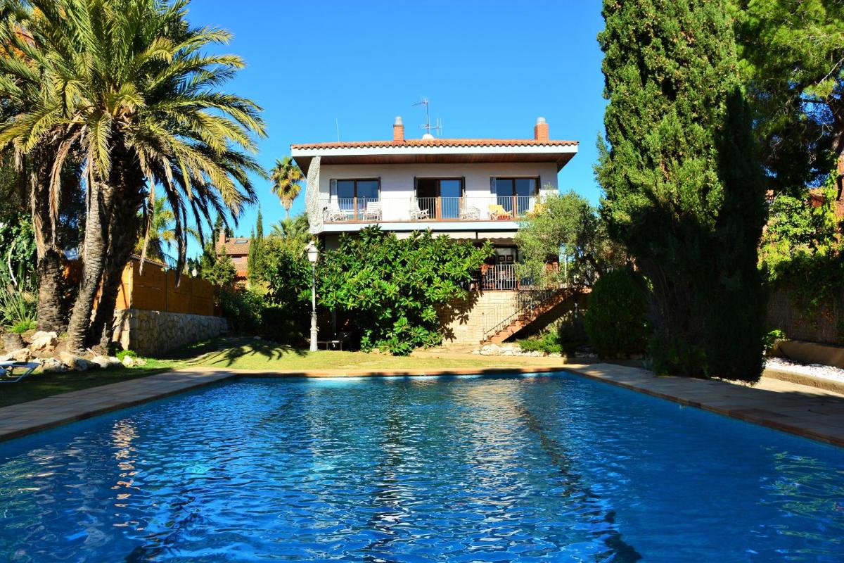 Villa Sitges El Ranch Amaizing Outdoor Areas Beaches at 5 minutes walk Sitges at 15 min drive AC Pool Jacuzzi & Garden XXL - Housity